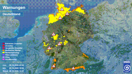 DWD-Warnkarte vom 08.10.2026 zeigt Dauerregen im Schwarzwald und an den Alpen, in den Mittelgebirgen und an den Küsten wird vor Wind bzw. Sturm gewarnt.