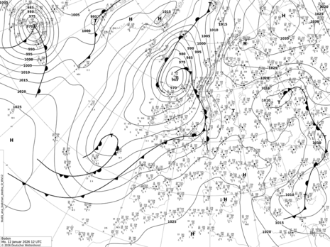 Analysekarte für Europa mit Lage der Druckgebilde und Isobaren sowie Stationsdaten am Montagmittag, den 12.01.2026 um 12 UTC