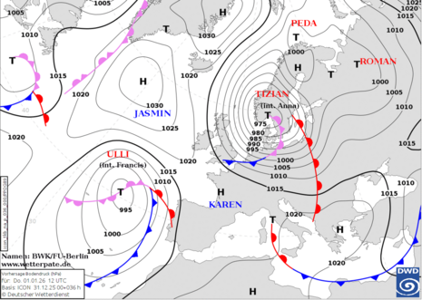 Analysekarte für Donnerstag, den 01.01.2026 um 12 UTC. Sturmtief TIZIAN befindet sich mit seinem Zentrum über Südnorwegen. (Quelle: DWD)