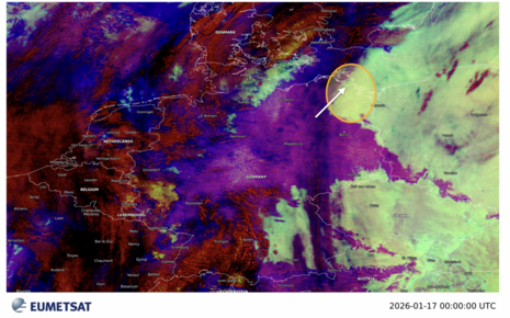 Satellitenprodukt des Meteosat Third Generation (MTG) Satelliten, am 17.01.2026 um 00 Uhr UTC, mit farblich hervorgehobenen niedrigen Wolken (hier größtenteils Nebel). Die Nebelwarnung ist hervorgehoben.