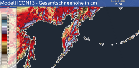 Gesamtschneehöhen nach dem Wettermodell ICON13 für die Region Kamtschatka für 22. Januar 2026, 13 Uhr MEZ. Die Gebirgskette der Vulkane der Halbinsel wird mit etwa 400 cm Schneehöhe modelliert. Dies zeigt der graubläuliche Streifen, der quer über die Halb