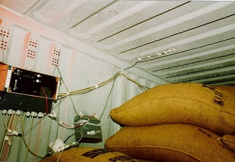 Kondenswassertropfen an der Decke eines Schiffscontainers auf einer Fahrt von Westafrika nach Europa. Ohne Kühlung des Innenraumes tropft das Kondenswasser auf die in Säcken geladene landwirtschaftliche Fracht ab. Quelle: Transport-Informationsservice des