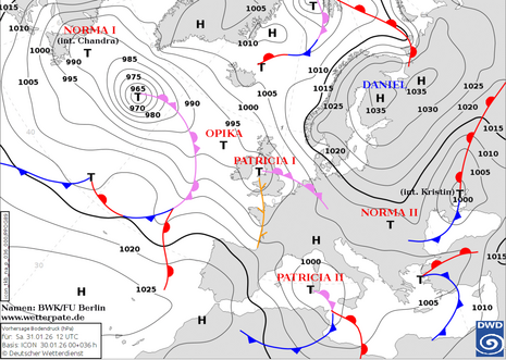Prognosekarte Bodendruck und Lage der Fronten mit Namen der steuernden Hoch- und Tiefdruckgebiete für den heutigen Samstag, den 31.01.2026 12 UTC.