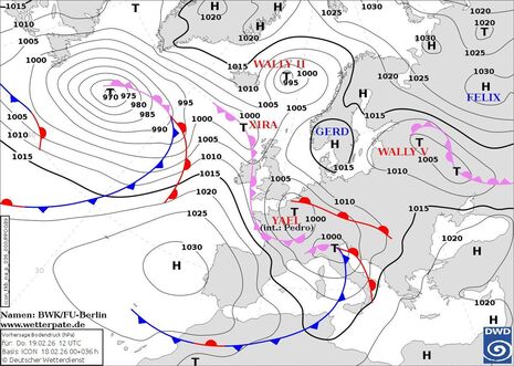 Prognosekarte Bodendruck und Lage der Fronten mit Namen der steuernden Hoch- und Tiefdruckgebiete für den heutigen Donnerstag, den 19.02.2026 12 UTC