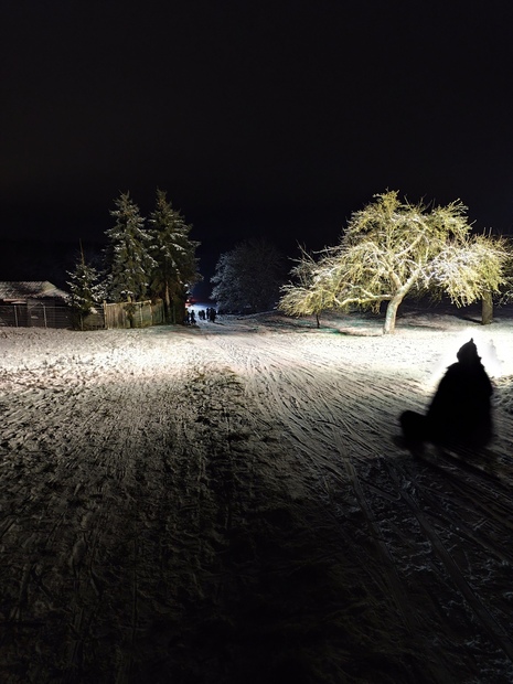 Von der Feuerwehr ausgeleuchteter Rodelhang (Quelle: Marcel Schmid)