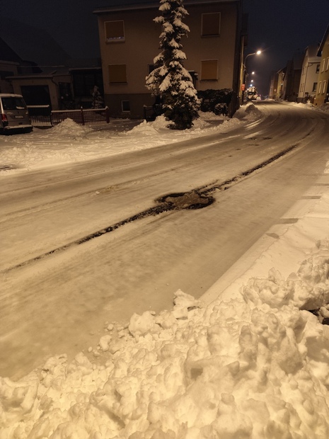 Schwierige Straßenverhältnisse durch Schnee und Eis Quelle: Marcel Schmid)