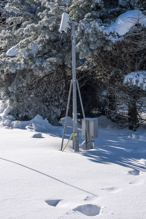 Zu sehen ist eine automatische Schneehöhenmessung mittels Laser. Dieser ist auf die am Boden liegende Schneedecke gerichtet und misst mit einer Laufzeitmessung die exakte Schneehöhe - aber nur an diesem Punkt. (Quelle: DWD/Rüdiger Manig)