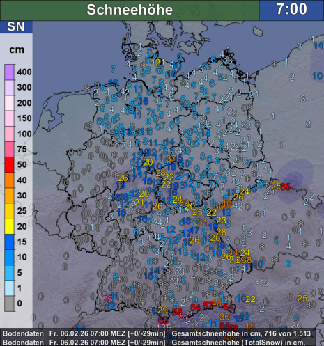 Die Gesamtschneehöhe von heute Morgen (06.02.2026) zeigt eine dicke Schneedecke über Teilen der Mitte, während es im Westen und Südwesten keinen Schnee gibt.