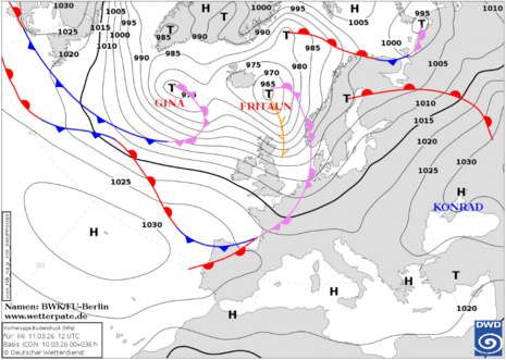 Auf der Karte dargestellt ist die Großwetterlage am heutigen Mittwochmittag. Gut zu erkennen ist die von Nordwesten heranziehende Okklusionsfront, die die Wetterumstellung einleitet.