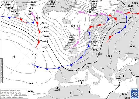 Am Freitag sorgt eine langgestreckte, teils wellende Kaltfront für erneutes Regenwetter und ordentlich Wind.
