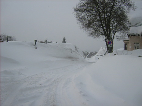 Bereits auf 700 m lag über 1,5 m Schnee.