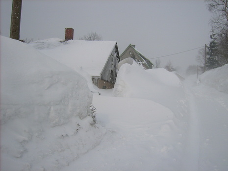 Häuser verschwinden unter Schneewehen