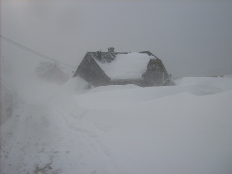 Die Aschbergstraße auf 800 m unpassierbar.