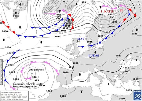 Prognosekarte Bodendruck und Lage der Fronten mit Namen der steuernden Hoch- und Tiefdruckgebiete für den heutigen Donnerstag, den 19.03.2026 12 UTC