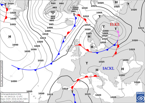 DWD-Vorhersagekarte für den Bodendruck und die Luftmassengrenzen im Bereich von Europa und dem Nordostatlantik für Mittwoch, den 04. März 2026, 12 UTC auf Basis des ICON-Modelllaufs vom 28. Februar 2026, 00 UTC. Quelle: Deutscher Wetterdienst