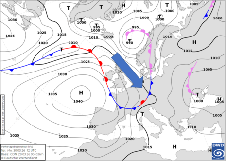 Die Großwetterlage über Mitteleuropa ist von einem Tief bei Skandinavien geprägt, das maritime Polarluft nach Deutschland führt und für unbeständiges Wetter sorgt. (Quelle:DWD)