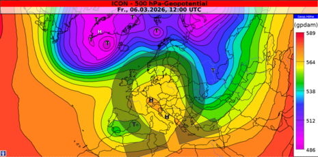 Die Karte zeigt die Höhenwetterkarte auf der 500-hPa-Niveaufläche (in etwa 5 km Höhe) am Freitagmittag. Es zeigt ein kräftiges Höhenhoch über Mitteleuropa, flankiert von Tiefdruckgebieten. Die Höhenströmung nimmt dabei die Form eines Omegas an.