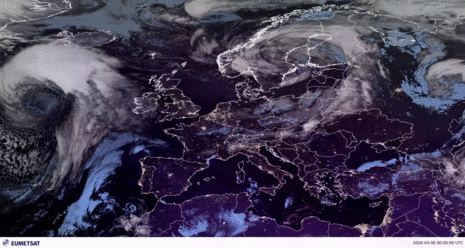 MTG (Meteosat Third Generation) GeoColour RGB Satellitenfilm, mit Messungen von reflektiertem Sonnenlicht im sichtbaren Spektralbereich am Tag, und von der Erdoberfläche und Wolken emittierter Wärmestrahlung im Infrarotbereich in der Nacht. Der Film zeigt