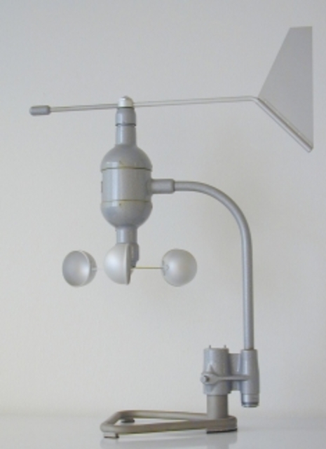 Abb. 1: Bild eines Schalenkreuz-Anemometers. Es misst die Windrichtung und gleichzeitig die Windgeschwindigkeit. Quelle: DWD
