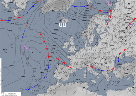 Die Bodendruckkarte vom 21.04.2026 zeigt ein umfangreiches Hoch bei Island mit einem Kerndruck von über 1040 Hektopascal