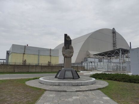 Havarierter Block 4 von Tschernobyl mit Denkmal für die ersten Opfer im Vordergrund, aufgenommen am 23.09.2017