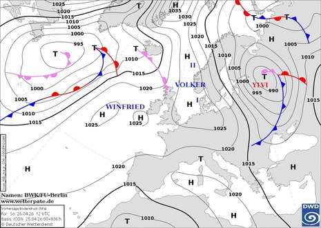 Karte Europa und Nordatlantik mit der Vorhersage des Bodendruckfeldes (in hPa) sowie den Namen der Druckzentren für Samstag, 25.04.2026 12 UTC/14 MESZ