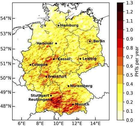 Die mittlere Anzahl der Hagelzüge pro 1 Quadratkilometer Gitterpunkt zwischen 2005-2024 in Deutschland. Maxima zeigen sich südlich von Stuttgart und im Alpenvorland.
