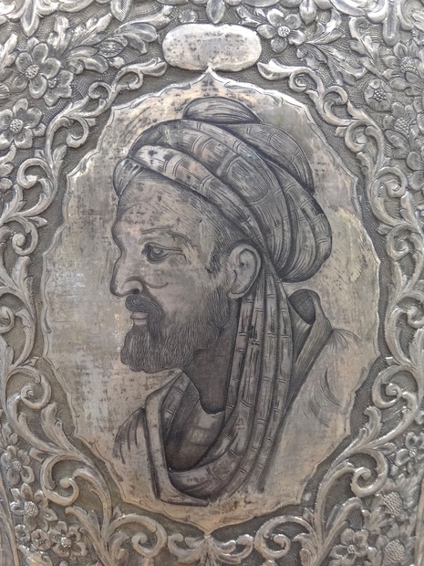 Portrait von Avicenna auf einer Silbervase, Museum Mausoleum Abu Ali Sina (Avicenna), Hamadan, Iran, Quelle: Adam Jones über Wikimedia Commons