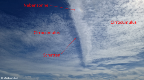 Abbildung 2: „Cirrocumulus“ mit Wolkenschatten und Nebensonne am Vormittag des 27. April 2026 im südlichen Rhein-Main-Gebiet.