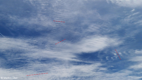 Abbildung 5: „Cirrocumulus undulatus“ mit unterschiedlichen Wellenlängen und Ausrichtungen (rote Markierungen) am Mittag des 27. April 2026 im südlichen Rhein-Main-Gebiet.