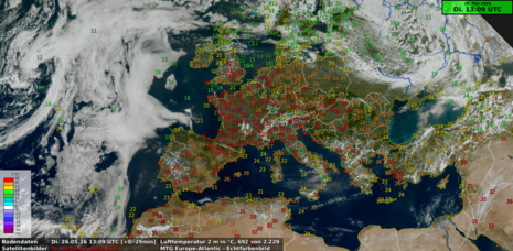 Das Echtfarben-Satellitenbild zeigt ein nahezu wolkenfreies Europa, das der absinkenden Luft im Hoch geschuldet ist.
