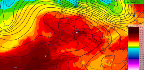 Die Linien zeigen die Höhenwetterkarte auf etwa 500-hPa (~5,5 – 6 km Höhe). Die Höhenströmung umströmt das Hoch in Omegaform. Die Farben sind die Temperatur in ca. 1500 m.