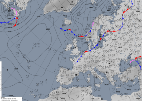 Bodenwetterkarte mit Fronten (blaue Dreiecke=Kaltfront, rote Halbkreise=Warmfront) vom Montag, 04.05.2026, 6 UTC/8 MESZ