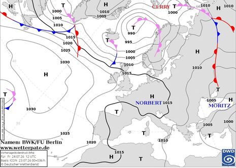 Prognosekarte Bodendruck und Lage der Fronten mit Namen der steuernden Hoch- und Tiefdruckgebiete für den heutigen Freitag, den 24.07.2026 12 UTC