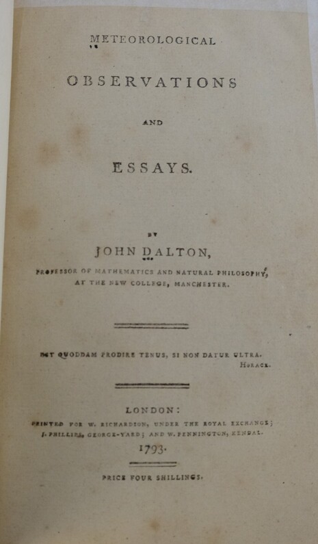 Titelblatt eines Exemplars von John Daltons „Meteorological Observations and Essays“ aus dem Jahr 1793, Quelle: Archiv des American Institute of Physics, College Park, Maryland, Vereinigte Staaten, über Wikimedia Commons.