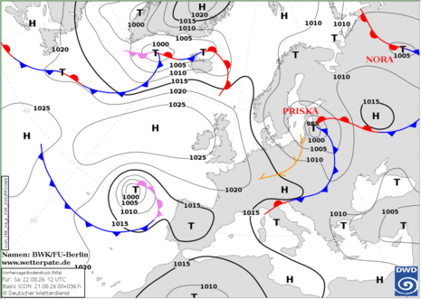 Bodenanalyse mit Fronten und Luftdruck, Samstag den 22.08.2026 12 UTC. Quelle: Deutscher Wetterdienst
