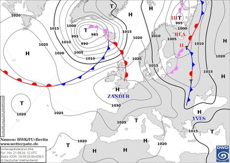 Prognosekarte Bodendruck und Lage der Fronten mit Namen der steuernden Hoch- und Tiefdruckgebiete für den heutigen Montag, den 21.09.2026 12 UTC