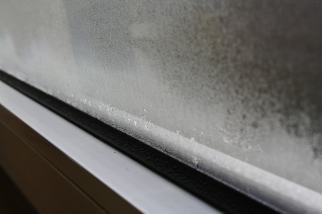 Kondenswasser an Fensterscheibe