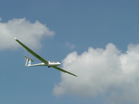 Ein Segelflugzeug im Landeanflug