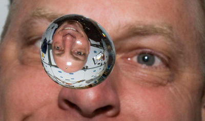 Ein Wassertropfen schwebt in Schwerelosigkeit an Bord des Space Shuttles Discovery