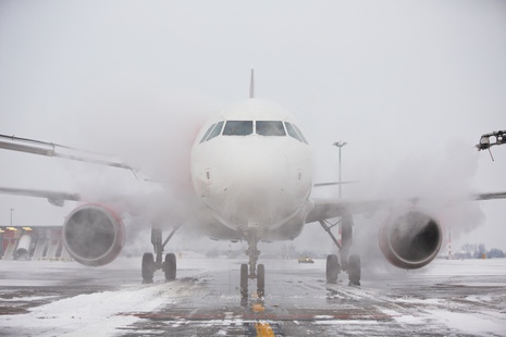 Enteisung eines Flugzeuges
