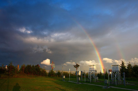 Regenbogen über dem Messfeld der Bergwetterwarte Fichtelberg