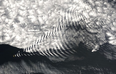 Satellitenbild von Schwerewellen beim Überströmen der Amsterdam-Insel im südlichen Indischen Ozean.
