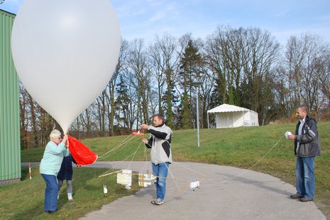 Start eines Gespanns experimenteller und operationeller Radiosonden
